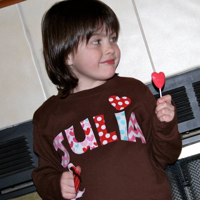 Mädchen Valentinstag Shirt, Benutzerdefinierte Name T-Shirt, Personalisierte Kinder Party Handgefertigt, Genähte Stoffbuchstaben von ThePolkaDotTotSpot