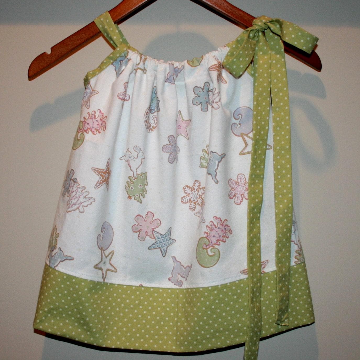 Mädchen Weihnachtskleid Outfit, Vintage Look Cookie Cutters Fabric Design, Größe 12-24 Monate Und Höher - Versandfertig von ThePolkaDotTotSpot