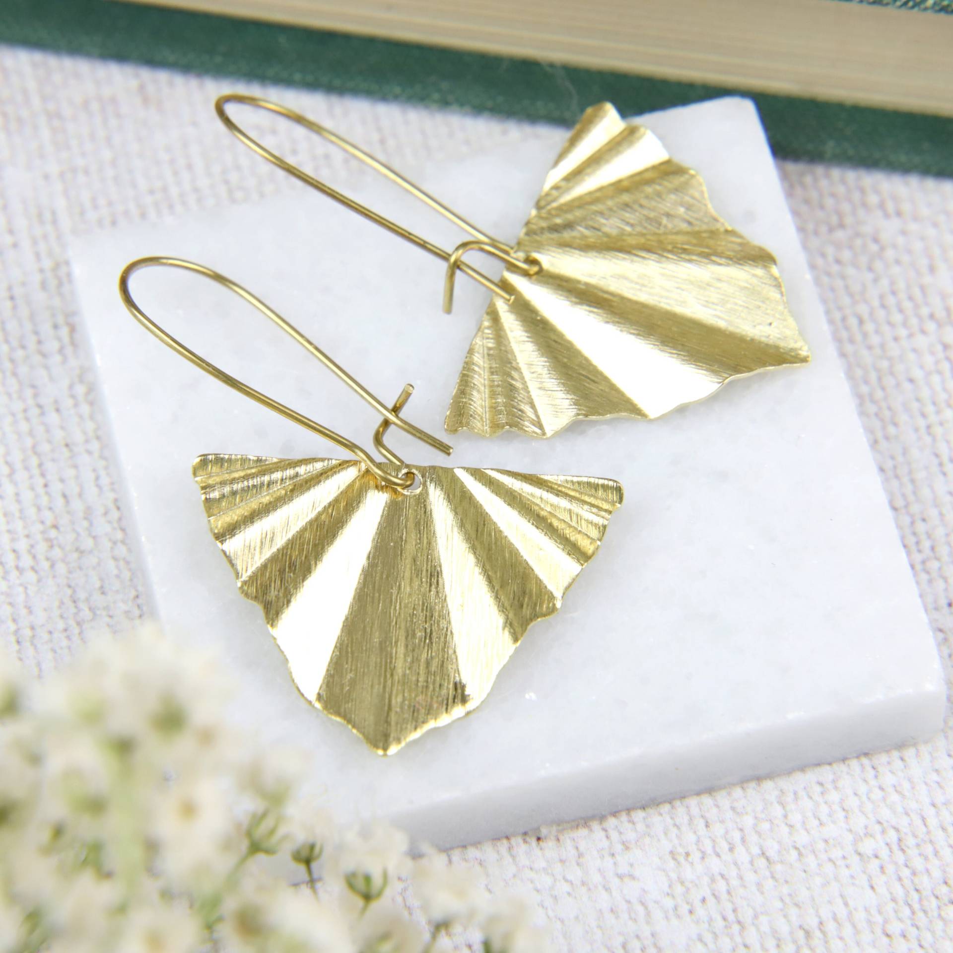Art Deco Fächer Ohrringe Goldene Rohmessing Ohrringe Art Deco Fächer Ohrringe Goldene Rohmessing Ohrringe von ThePrettyDitty
