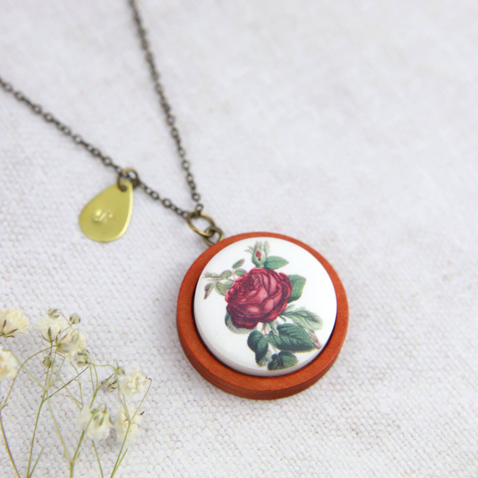 Cottagecore Rose Halskette Holzanhänger, Option Mit Initial von ThePrettyDitty