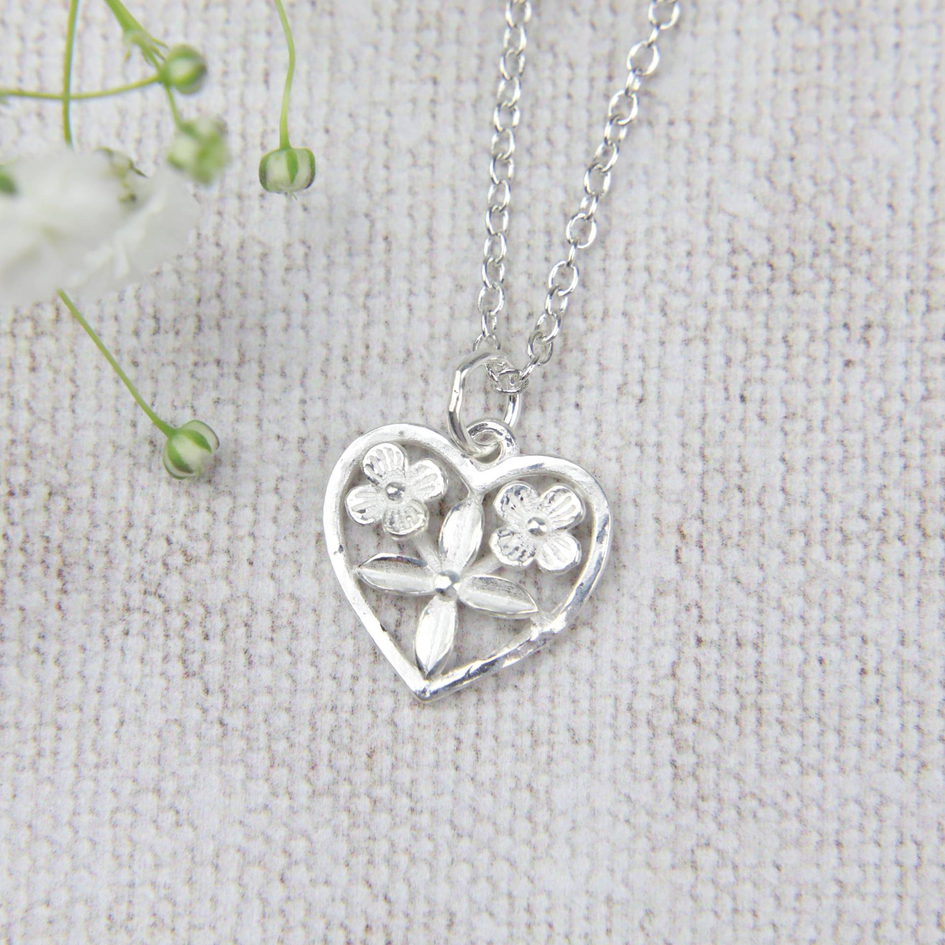 Silber Herzkette Floraler Anhänger, Zarter Schmuck von ThePrettyDitty
