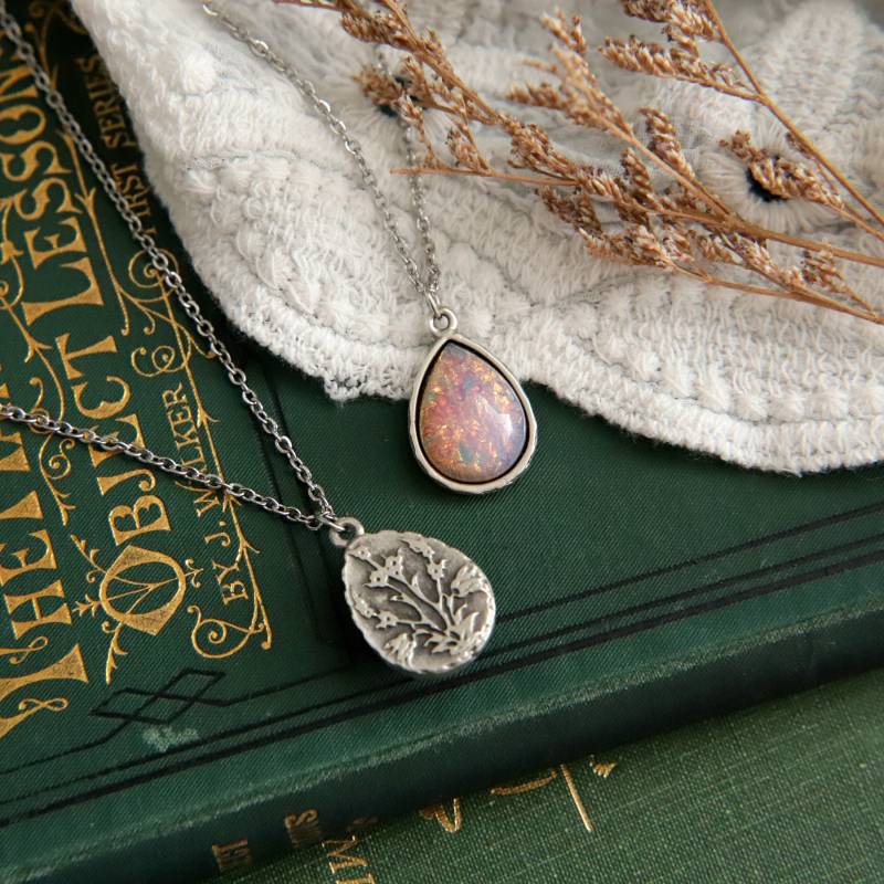 Teardrop Halskette Feuer Opal Anhänger Pink Jugendstil Tröpfchen Vintage Milchig Glas Dunkel Silber Cottagecore Cottage Core Für Frauen von ThePrettyDitty