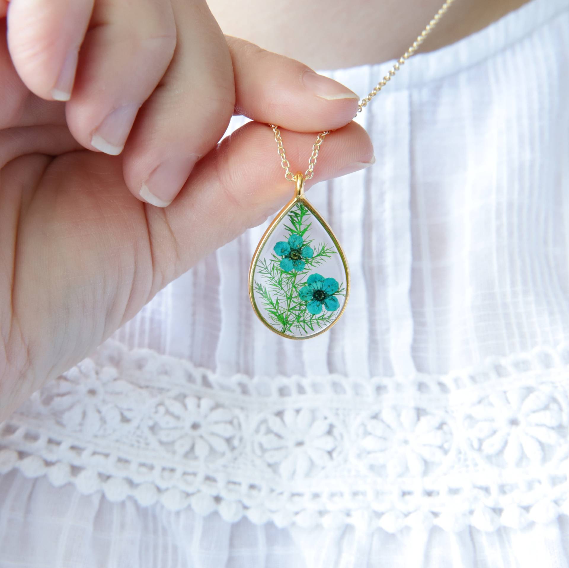 Türkis Gepresste Blumen Halskette Vergoldeter Tear-Drop-Anhänger von ThePrettyDitty