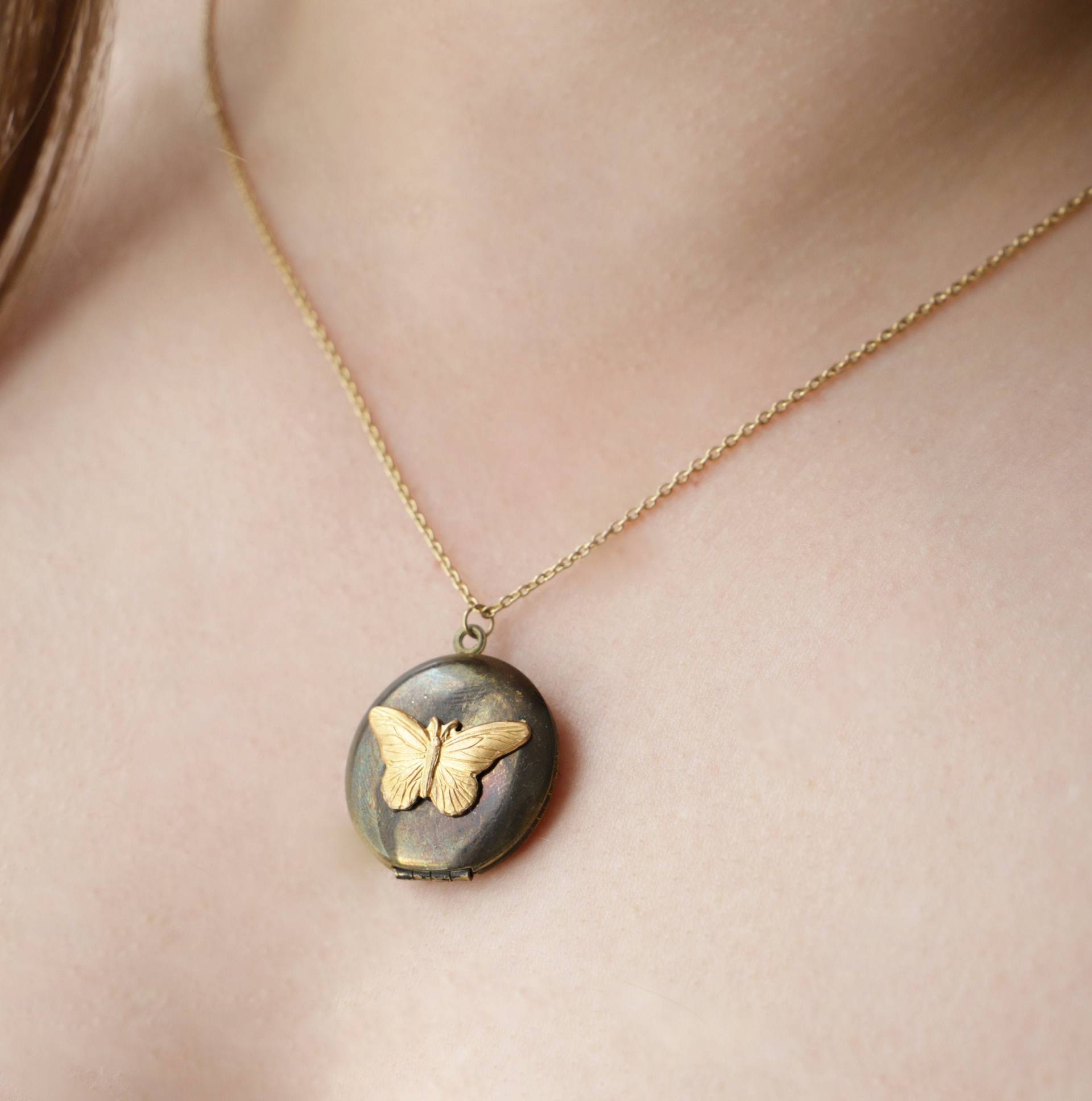 Vintage Schmetterling Medaillon Halskette Rohmessing Foto Anhänger von ThePrettyDitty