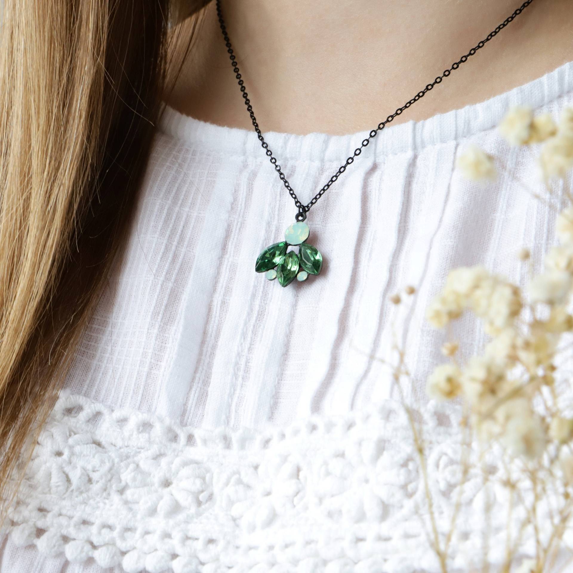 Waldgrüne Swarovski Kristall Kette Schwarzer Blatt Anhänger Waldgrüne Swarovski Kristall Kette Schwarzer Blatt Anhänger von ThePrettyDitty