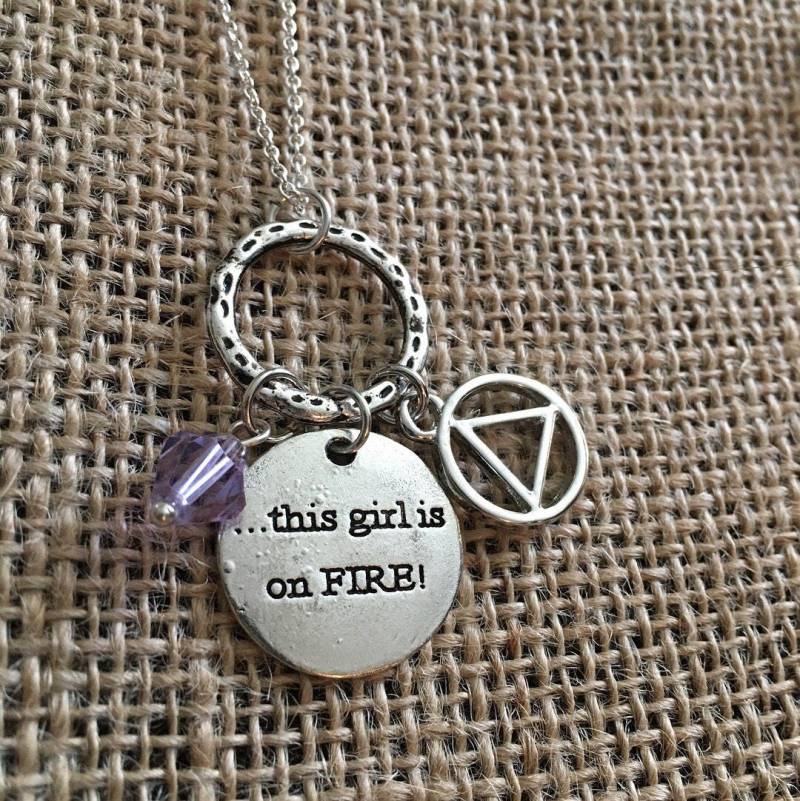 Dieses Mädchen Ist Auf Feuer Anhänger Aa Na 12 Schritte Sponsor Nüchternheit Erholung Halskette von ThePricklyLotus