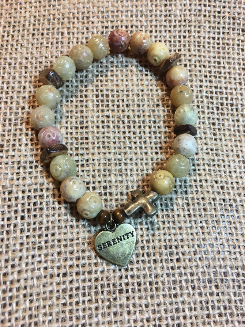 Frauenarmband Aus Speckstein Und Holz Mit Serenity Herz Charm Kreuz von ThePricklyLotus