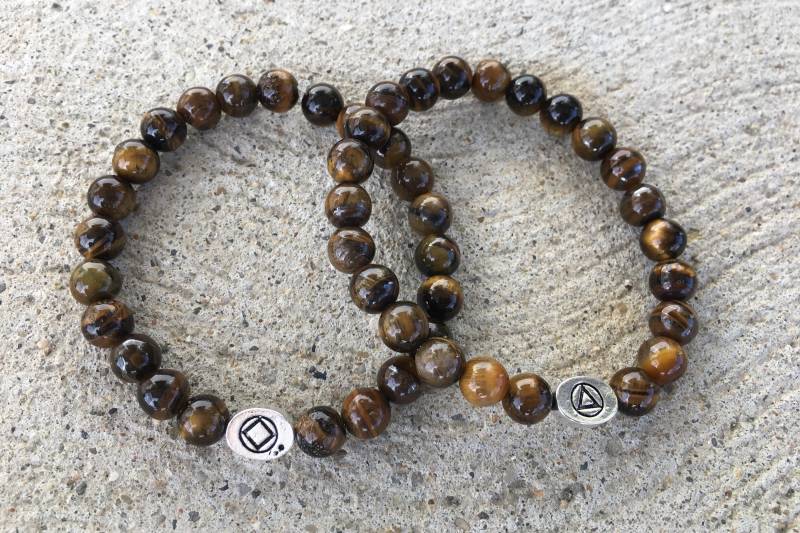 Herren Aa Oder Na Symbol 12 Schritt Erholung Tigerauge Holz Stil Perlen Armband Patengeschenk von ThePricklyLotus