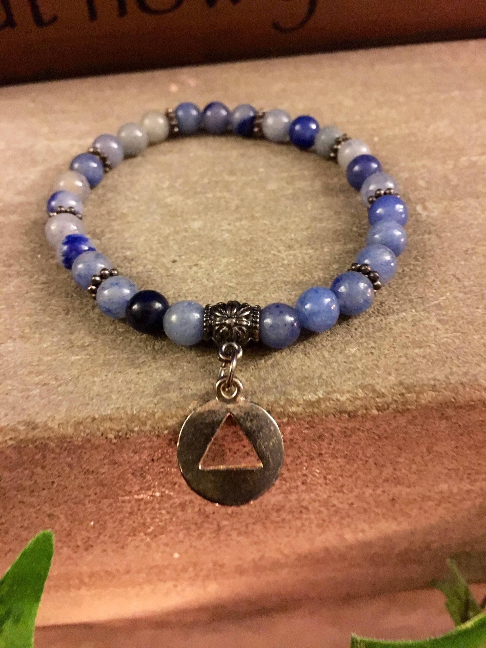 Perlen Erholung Dreieck Aa Baumeln Armband Na Gut Für Nüchternheit Sponsor von ThePricklyLotus