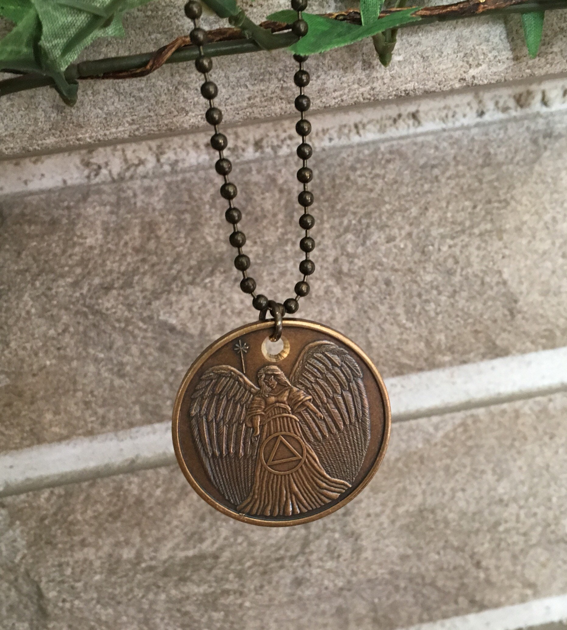 Schutzengel Aa Token Medaillon Anhänger An Bronze Kette von ThePricklyLotus