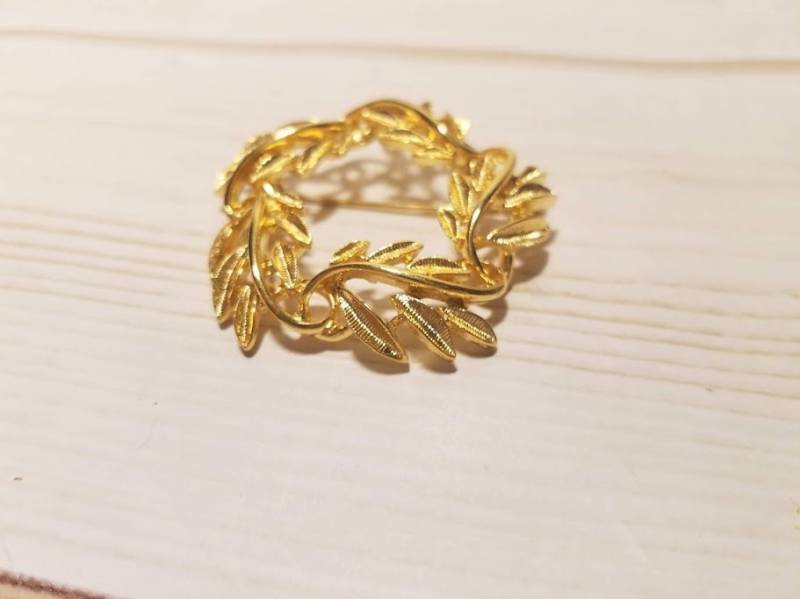 Gold Ton Blatt Kranz Brosche, Nana Schmuck, Geschenk Für Mitarbeiter Gold Ton Blatt Kranz Brosche, Nana Schmuck, Geschenk Für Mitarbeiter von ThePrimitivePioneers