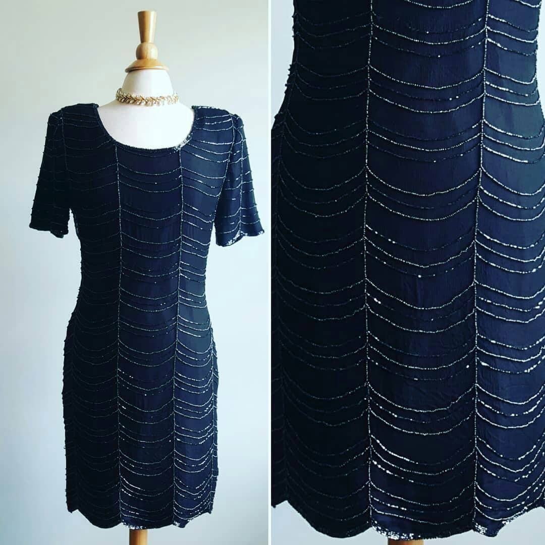 Vintage 1990Er Jahre Tut 1930Er Perlen Flapper Kleid, Schwarze Seide Jeweled Spinnennetz Designs, Gewellte Saum, Art Deco 20Er 30Er Aussehen Formal Vintage 1990Er Jahre Tut 1930Er Perlen Flapper Kleid, Schwarze Seide Jeweled Spinnennetz Designs, Gewellte Saum, Art Deco 20Er 30Er Aussehen Formal von TheProvenance