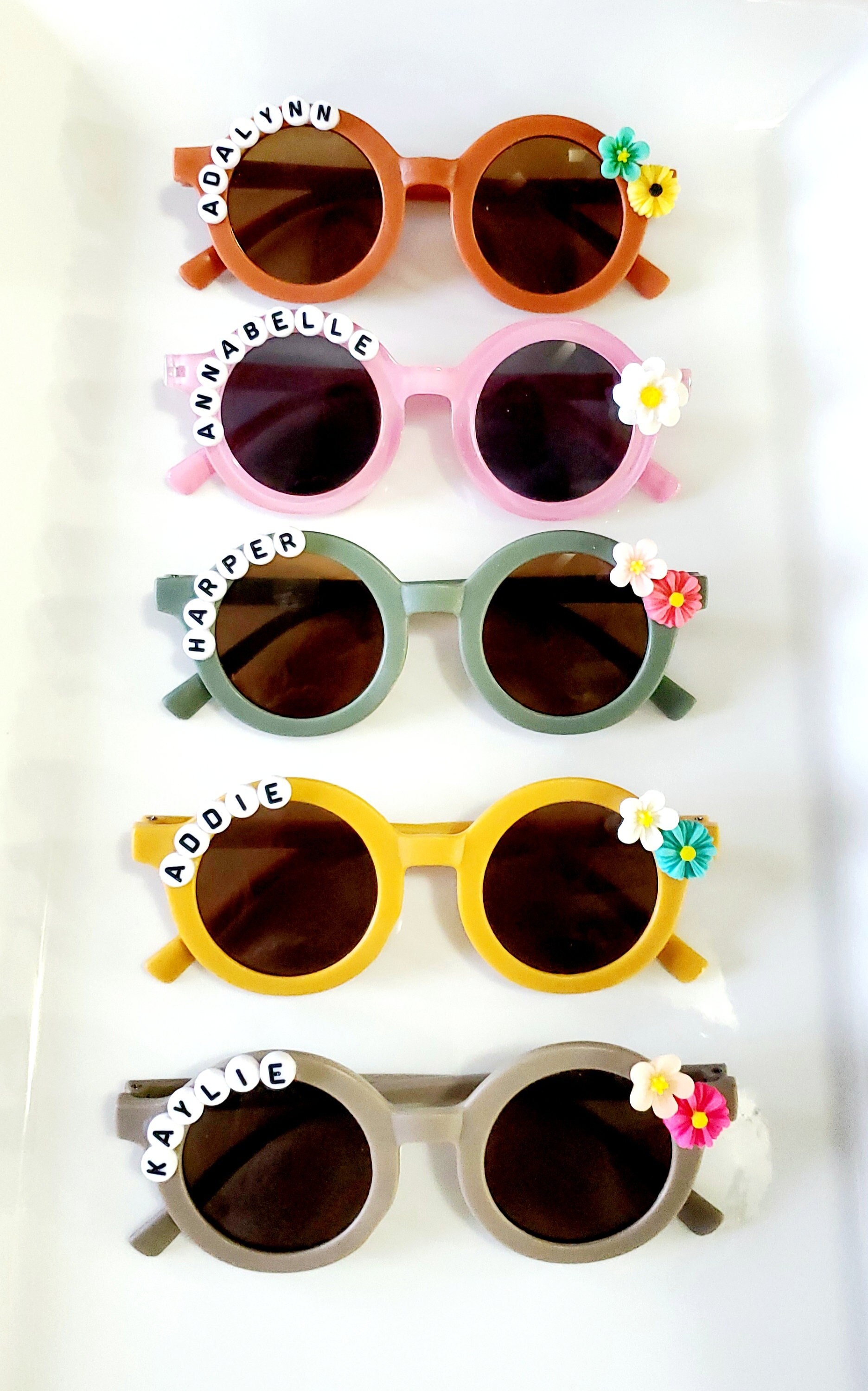 Personalisierte Kinder Sonnenbrille Mit Blumendetail Und Schutzhülle von TheProverbialShop