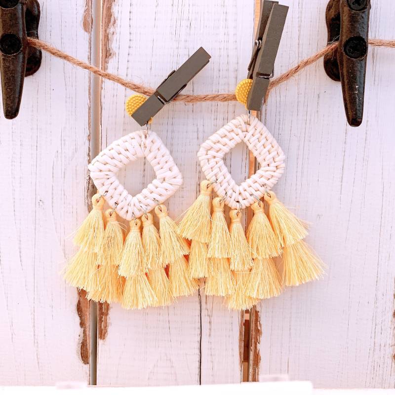 Gewebte Stroh Teardrop Ohrringe Beige Quaste Statement Ohrringe von TheProvince