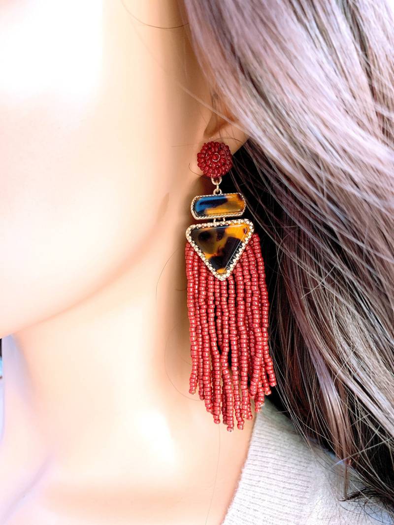 Hand Perlen Burgunder Quaste Ohrringe Boho Statement Schmuck von TheProvince