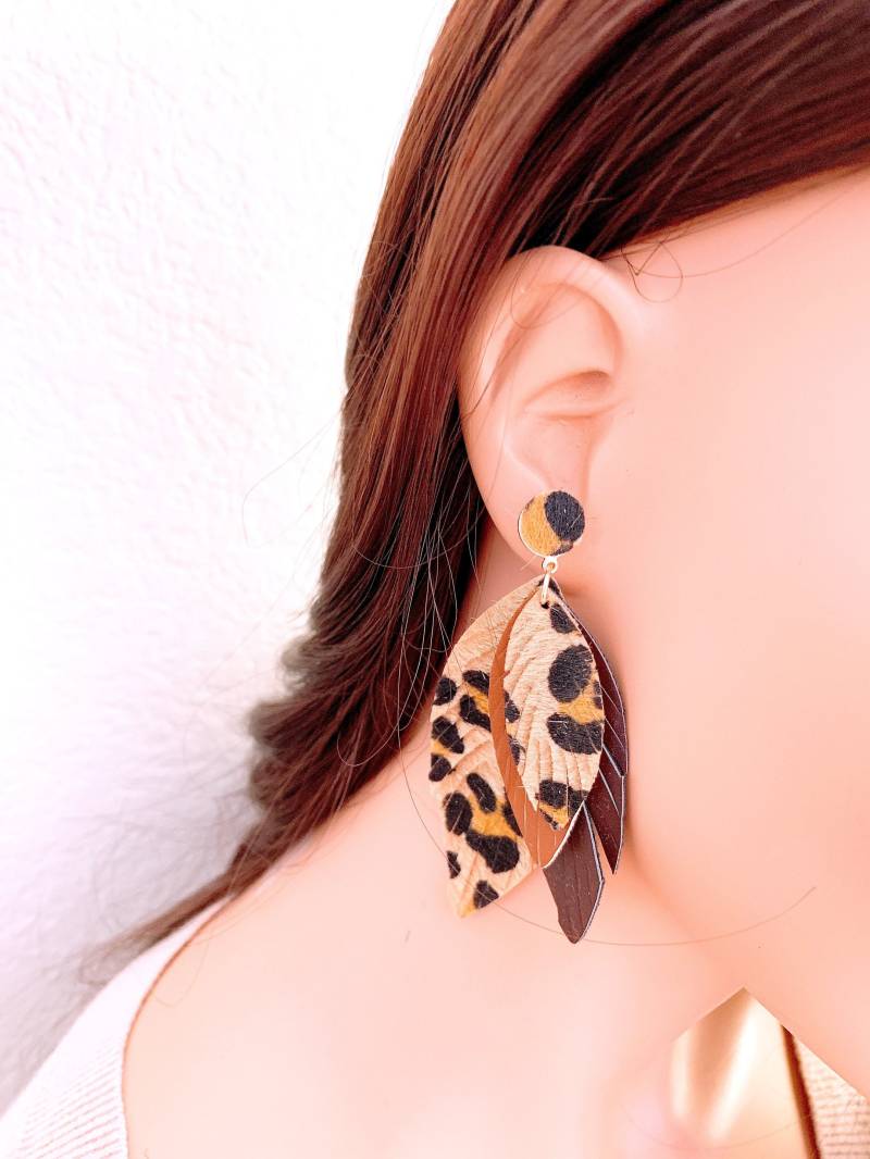 Leopard Print Leder Feder Ohrringe Tropfenohrringe von TheProvince