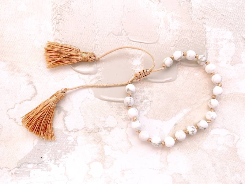 Weißes Howlith Perlen Armband Boho Quasten Armband von TheProvince