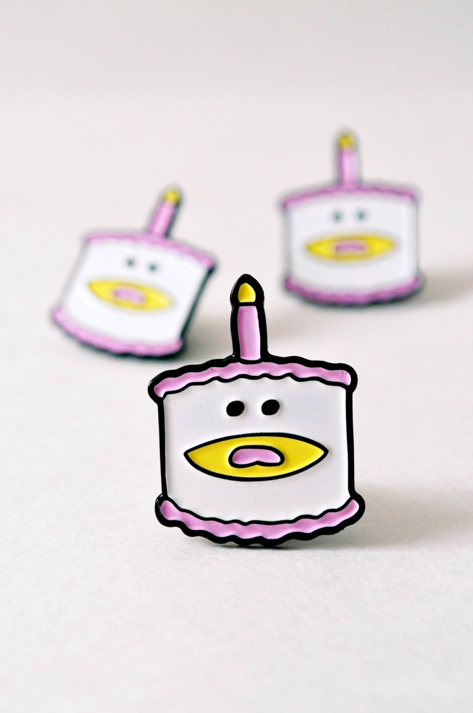 Geburtstagskuchen Emaille Pin, Geburtstagsgeschenk, Geburtstag Lustiger Kuchen Pin Geburtstagskuchen Emaille Pin, Geburtstagsgeschenk, Geburtstag Lustiger Kuchen Pin von ThePudgyRabbit