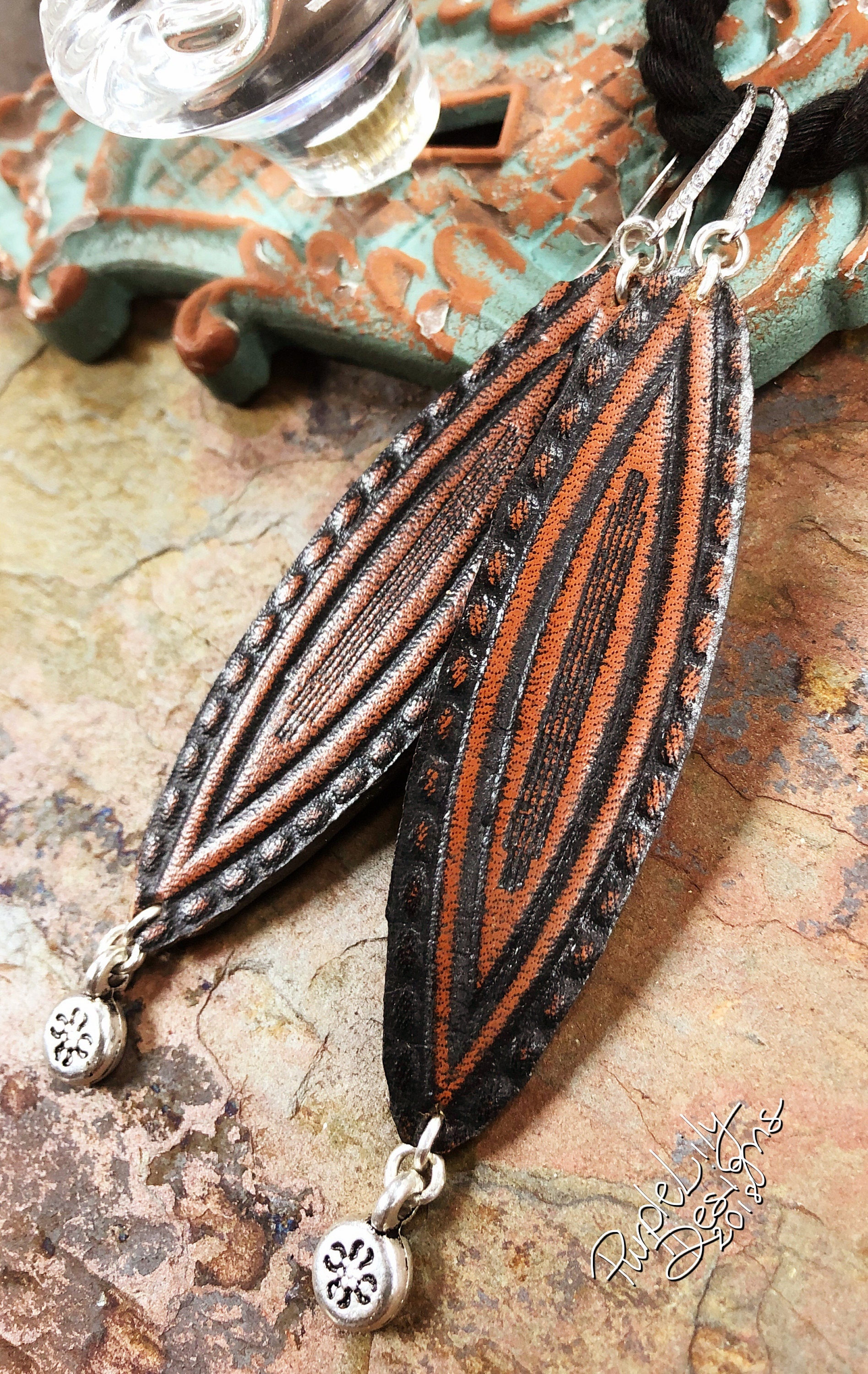 Cowgirl Bling Ohrringe - Punziertes Leder & Silberakzente Western Boho Schmuck Sterling Silber Cz Ohrhaken Leichtes Statement Für Sie von ThePurpleLilyDesigns