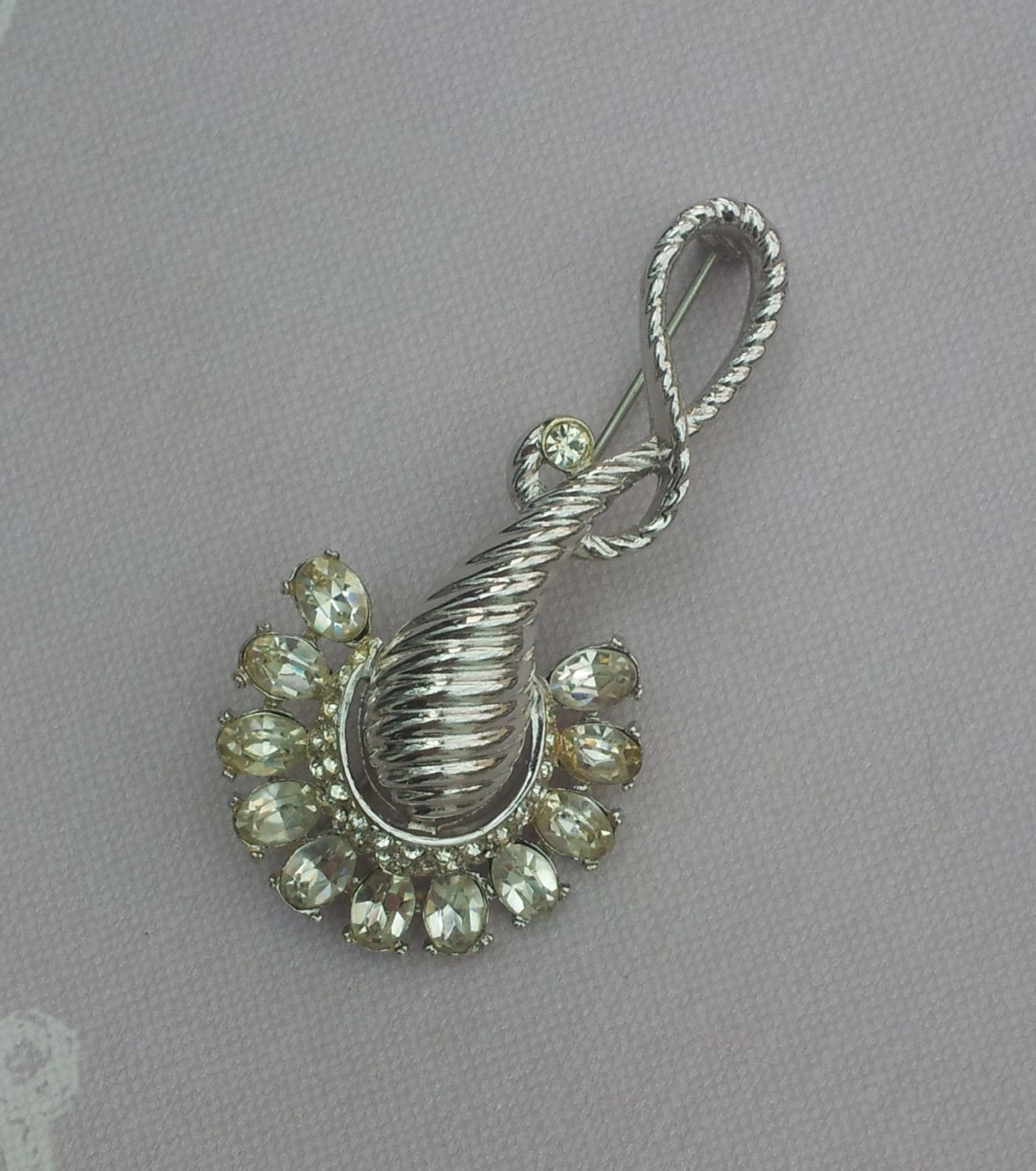 Alte Silber Farb-Brosche Mit Klaren Kristallen Seil Style Modeschmuck Alte Silber Farb-Brosche Mit Klaren Kristallen Seil Style Modeschmuck von TheRainbowChameleon