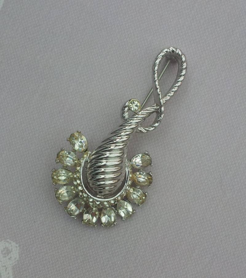 Alte Silber Farb-Brosche Mit Klaren Kristallen Seil Style Modeschmuck Alte Silber Farb-Brosche Mit Klaren Kristallen Seil Style Modeschmuck von TheRainbowChameleon