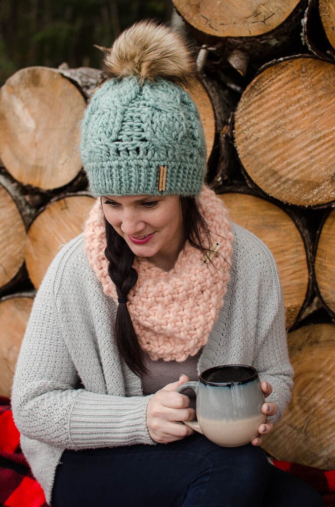 Coastal Zopfmütze, Grobstrick Bommelmütze, Frauen Wintermütze, Gehäkelte Frauenmütze | 004 von TheRainbowDesigns