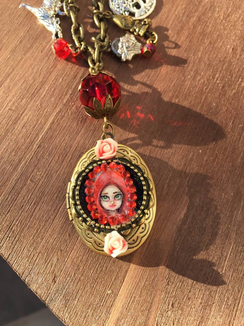 Handgemachte Rotkäppchen Medaillon Halskette Tragbare Schmuck von TheRainbowRealm