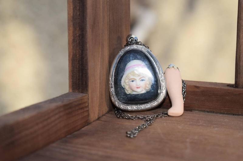 Puppe Liebe Handgemachte Vintage Teile Halskette Mit Schönen Gruseligen Niedlichen Charme Statement Tragbare Kunst von TheRainbowRealm