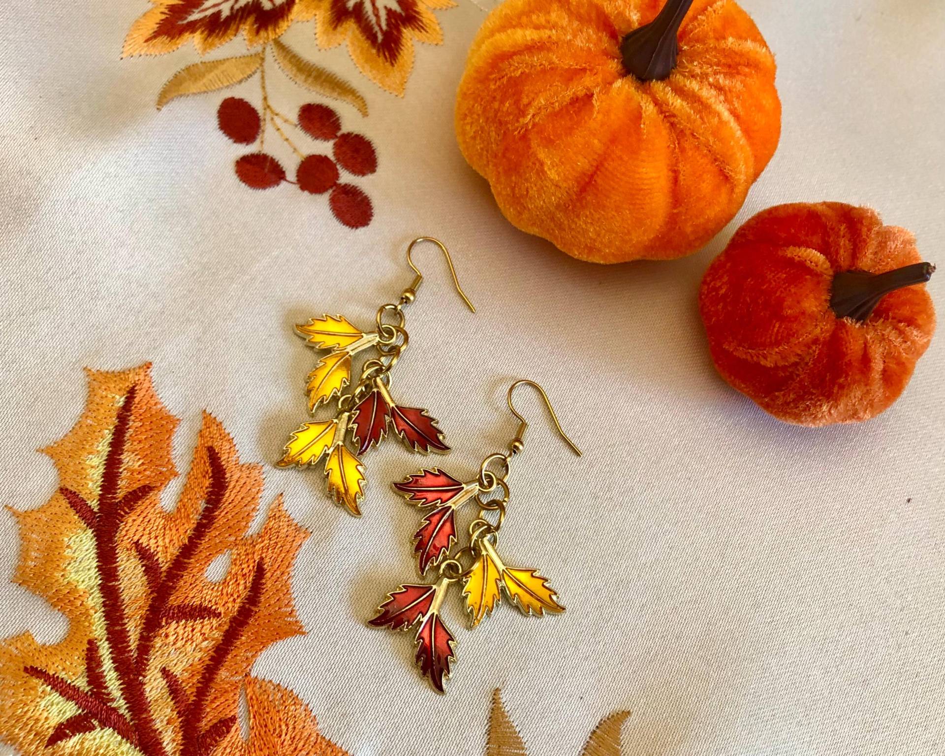 Bunte Blatt Ohrringe Goldene Edelstahl Haken, Niedlicher Herbst Schmuck, Gemütliche Halloween Saison Accessoires, Mismatched Style Bunte Blatt Ohrringe Goldene Edelstahl Haken, Niedlicher Herbst Schmuck, Gemütliche Halloween Saison Accessoires, Mismatched Style von TheRainbowRockstar