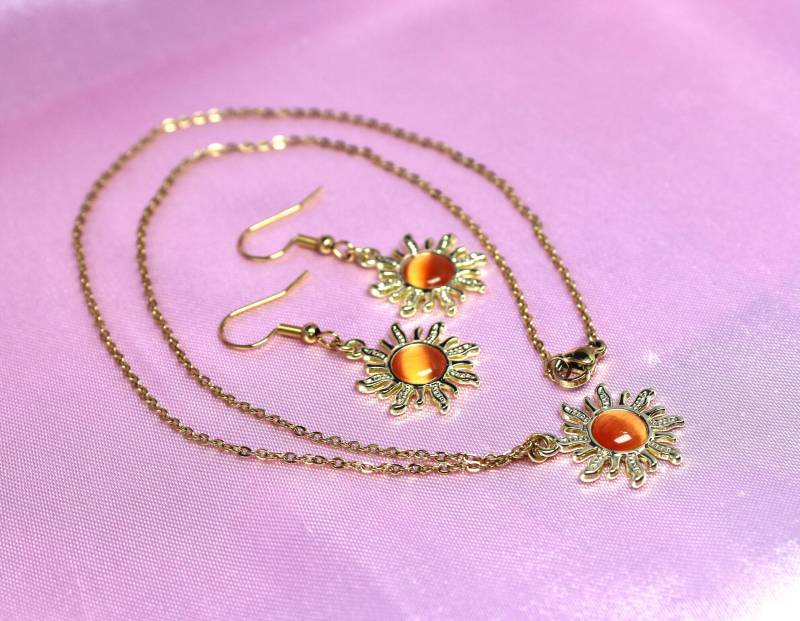 Orange Goldene Sonnen Ohrringe, Halskette Oder Set, Edelstahlkette Und Haken, Boho Schmuck Mit Glänzenden Strasssteinen, Sommergeschenk von TheRainbowRockstar