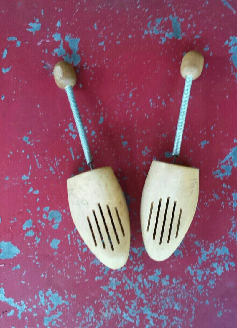 Vintage Pair Von Formwell Wood Und Metal Shoe Strechers Made in Germany, Form Mit Spring W Germany Large 20 Vintage Pair Von Formwell Wood Und Metal Shoe Strechers Made in Germany, Form Mit Spring W Germany Large 20 von TheRankRooster