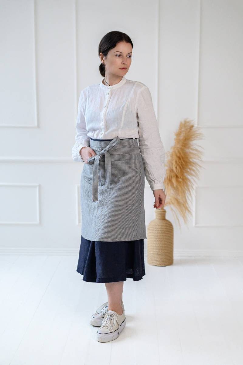 Leinen Bistroschürze, Gestreifte Halbschürze, Weiche Küchenschürze Mit Tasche, Tägliche Vintage Rustikale Blau Schwarz Beige Geschenkschürze von TheRawLinen