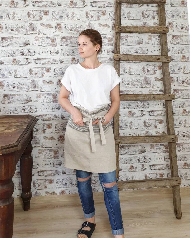 Rohleinen Kurze Schürze Mit Breitem Streifen, Sackleinen Halbschürze, Getreidesack Leinenschürze Taschen, Vintage Rustikale Stilvolle von TheRawLinen