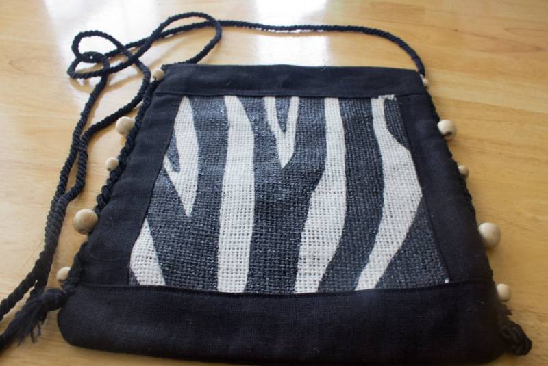 Bemalte Zebramuster Crossbody Umhängetasche von TheRayvnsNest