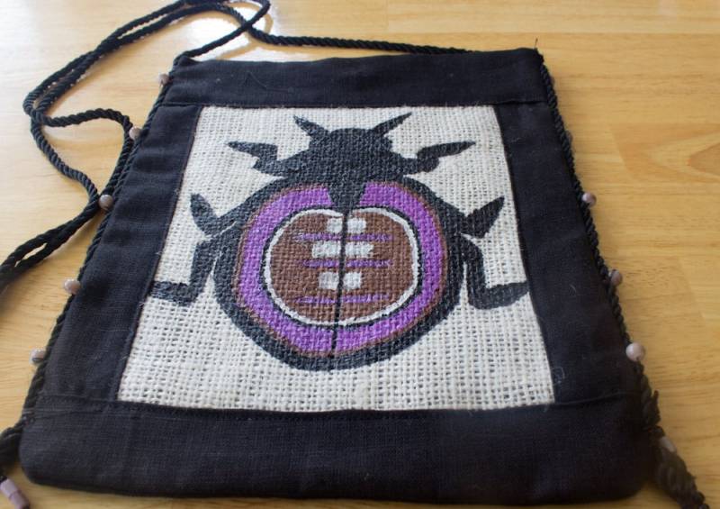 Handbemalte Perlen Käfer Leinen Schulter Umhängetasche von TheRayvnsNest