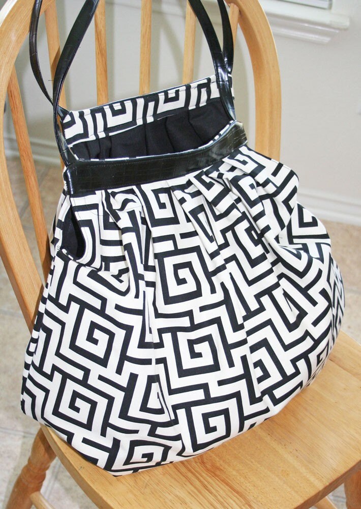 Labyrinth Hobo Bag von TheRayvnsNest