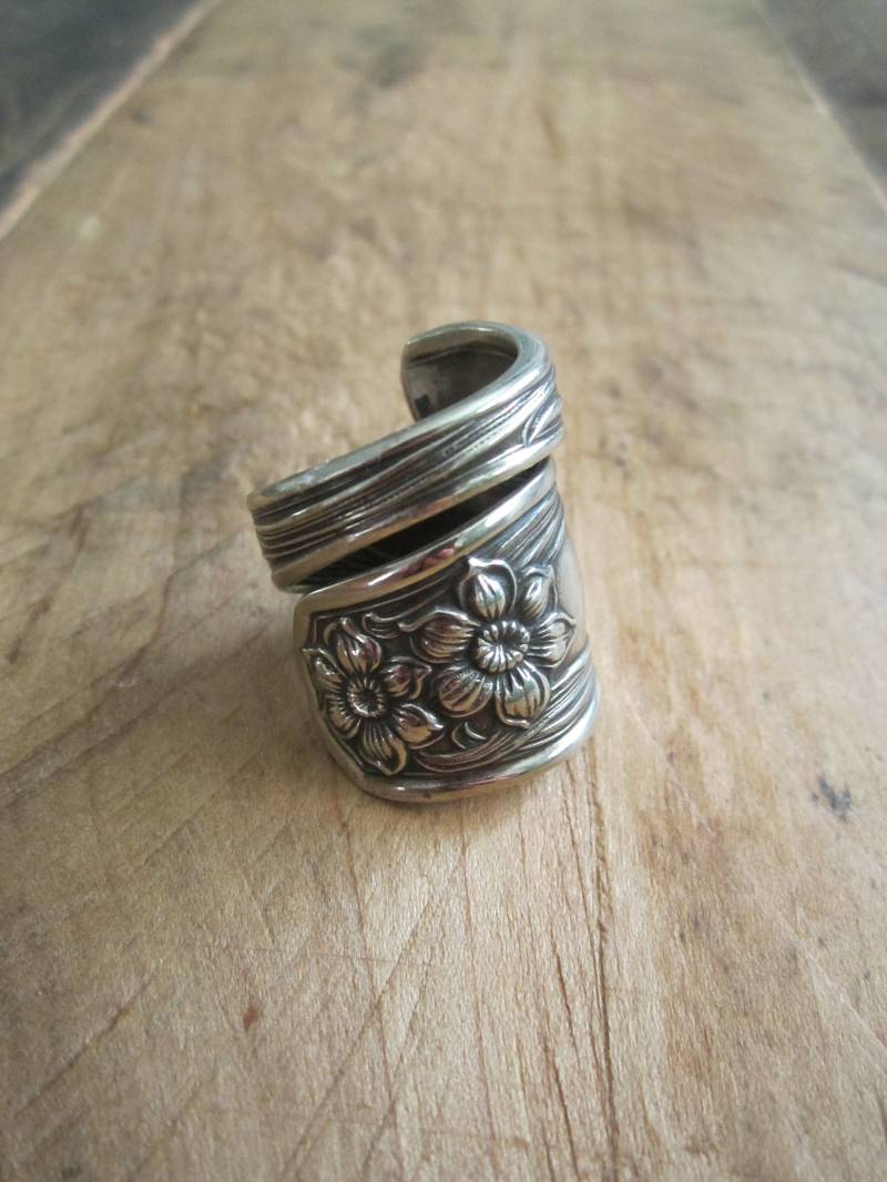 Antiker Blumenlöffel Ring Größe 8 von TheRenegadeRaindrop