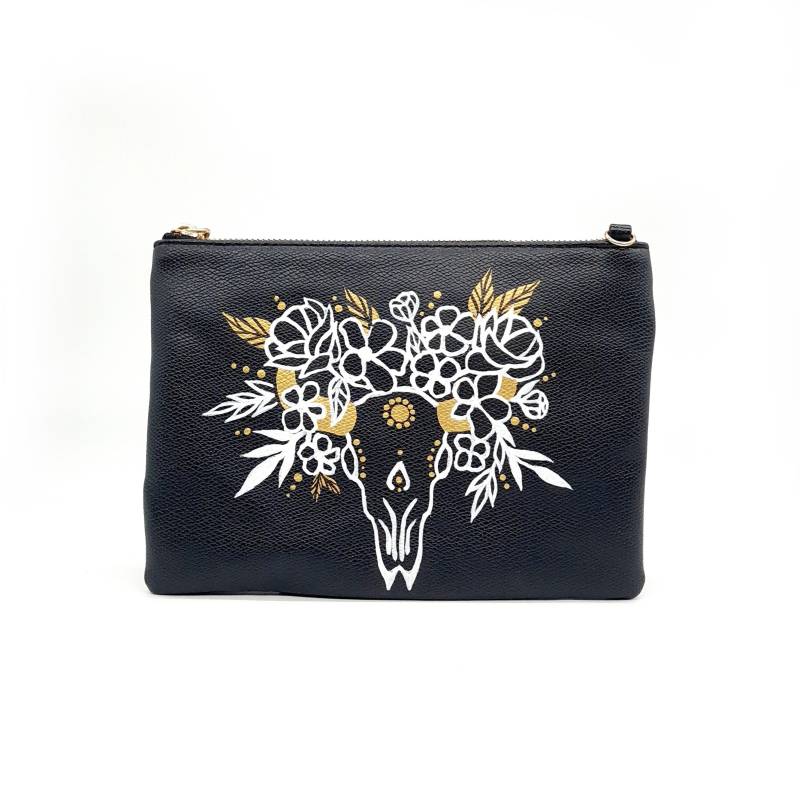 Handbemalte Upcycling Schultertasche Clutch "Blumenkrone Kuhschädel" Schwarz Weiß Gold von TheRestyledOnes