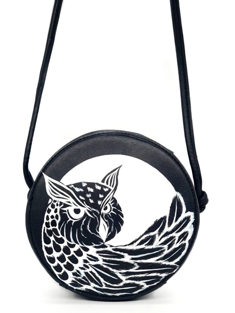 Handbemalte Upcycling Schultertasche Rund Schwarz Weiß "Uhu Eule" von TheRestyledOnes
