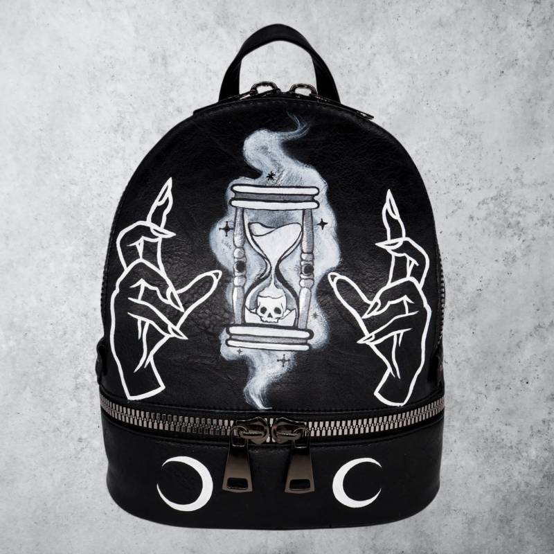 Handbemalter Upcycling Rucksack "Time Is Running Out" Weiß, Silber Mit Sanduhr Design von TheRestyledOnes