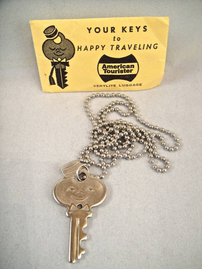 Niedliche Vintage 1960Er Jahre American Tourister Gepäck Koffer Bellhop Mascot Schlüssel Halskette Niedliche Vintage 1960Er Jahre American Tourister Gepäck Koffer Bellhop Mascot Schlüssel Halskette von TheRetroActivator