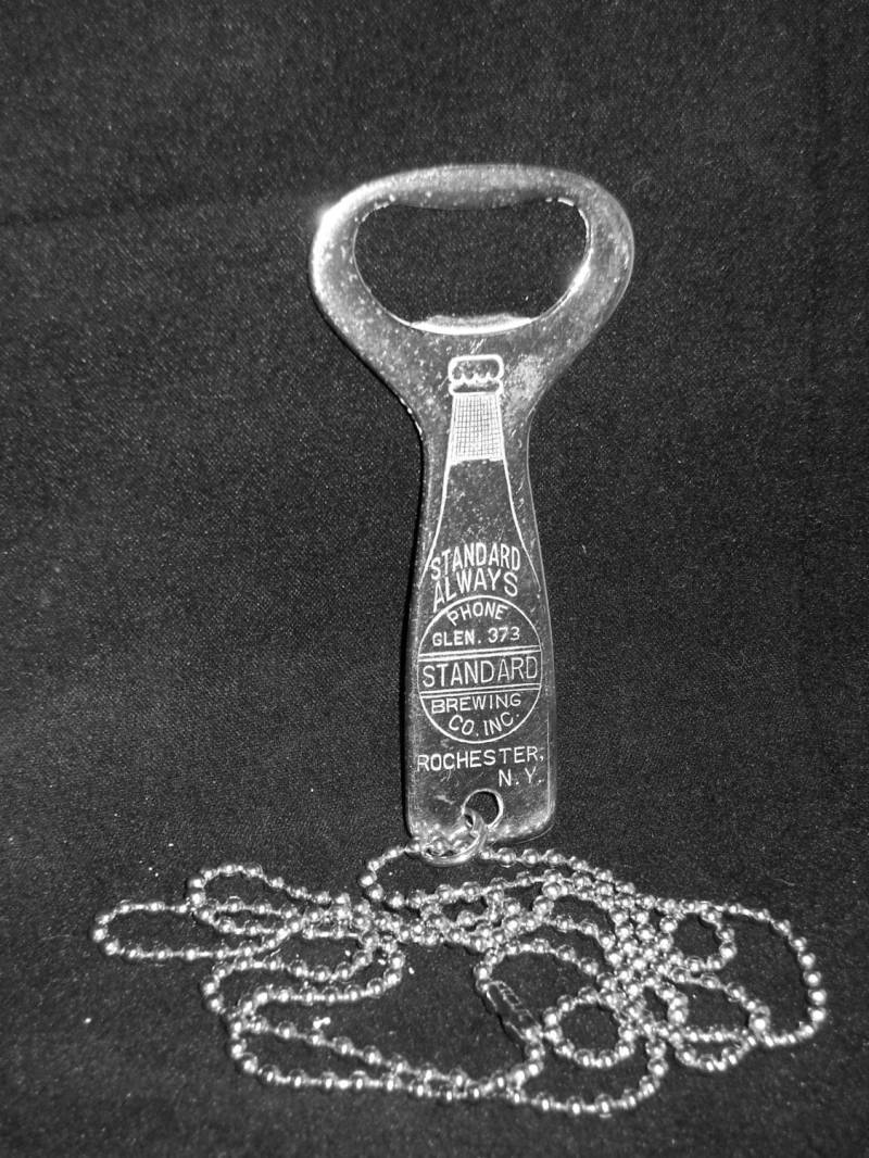 Vintage 1940Er Jahre Standard Brauerei Co. Beer Flaschenöffner Halskette Vintage 1940Er Jahre Standard Brauerei Co. Beer Flaschenöffner Halskette von TheRetroActivator