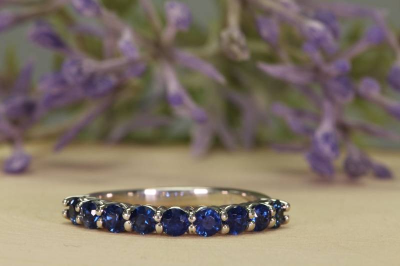 Echtes Natürliches Saphir Halb Eternity Band in 14K Weißgold/Ehering/Jubiläumsring Sonderanfertigung Edelsteinband/ Runder von TheRingStudio