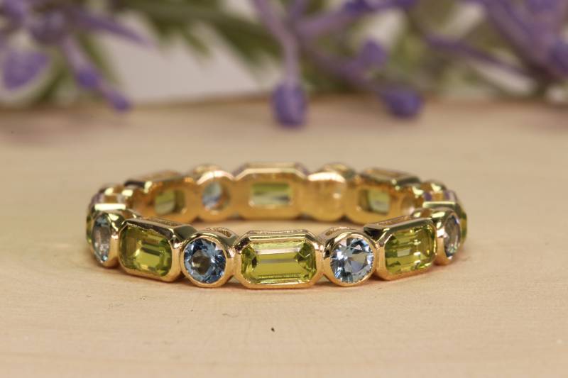 Ewigkeitsband Edelsteine, Einzigartiges Jubiläumsband, Grüner Peridot Und Blauer Aquamarin, Rundes Dickes 14K Goldband Im Smaragdschliff Ewigkeitsband Edelsteine, Einzigartiges Jubiläumsband, Grüner Peridot Und Blauer Aquamarin, Rundes Dickes 14K Goldband Im Smaragdschliff von TheRingStudio