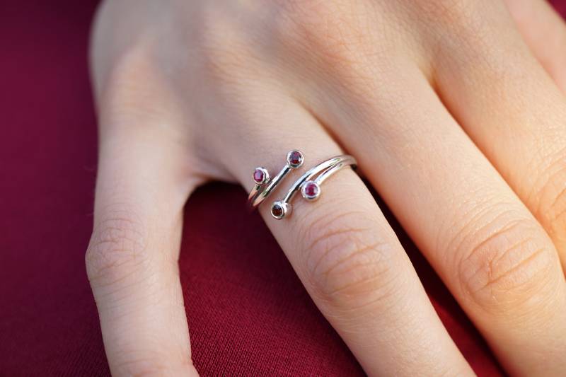 Natürlicher Rubin Bezel Set Ring/Moderner 4-stein-Ring Split Schaft Byte-Ring Edelstein Runde 14K Gold Minimalistisch von TheRingStudio