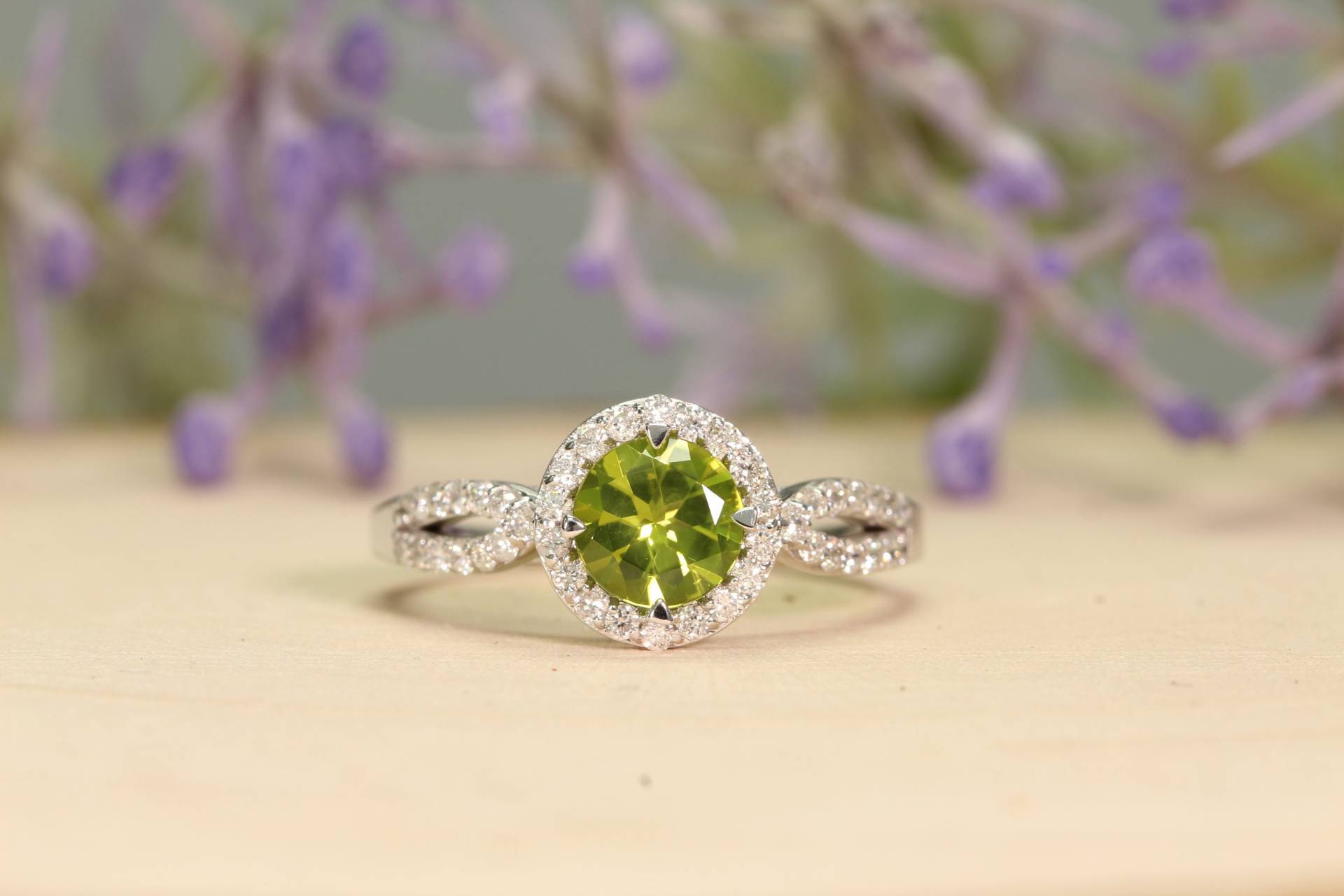 Peridot Diamant 14K Gold Halo Ring, Natürlicher Edelstein Grün Mit Diamanten, 6, 5 Mm Rund Peridot, Jubiläumsgeschenk, Verlobung von TheRingStudio