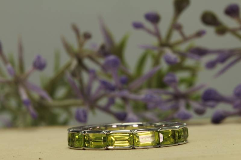 Peridot Voll Ewigkeit 14K Weißgold Band, Smaragd Schnitt Grün Natürliche Peridot, Verlobungsring, Gold Stapelbar von TheRingStudio