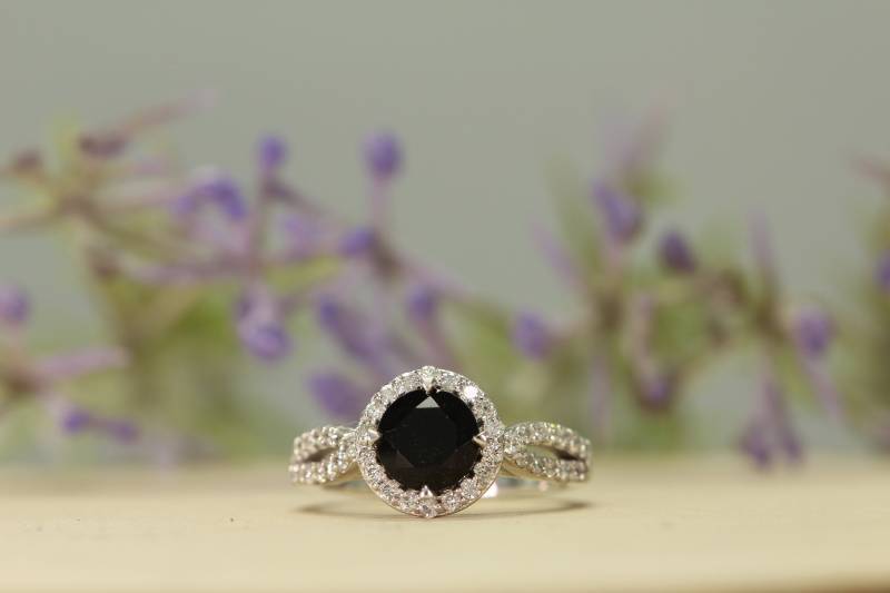 Schwarzer Onyx Diamant Verlobungsring/ Halo Pave Ring in 14K Gold/ Fancy Band/ Gewebtes Design/Runder Edelstein Der Mitte Schwarzer Onyx Diamant Verlobungsring/ Halo Pave Ring in 14K Gold/ Fancy Band/ Gewebtes Design/Runder Edelstein Der Mitte von TheRingStudio