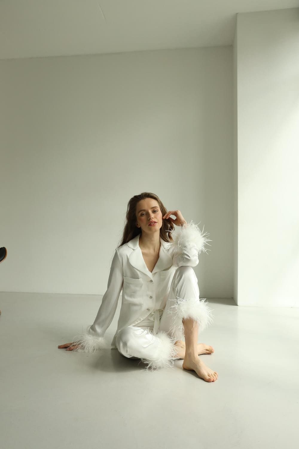 Weißer Braut Pyjama Set Mit Abnehmbaren Federn von TheRobeUa