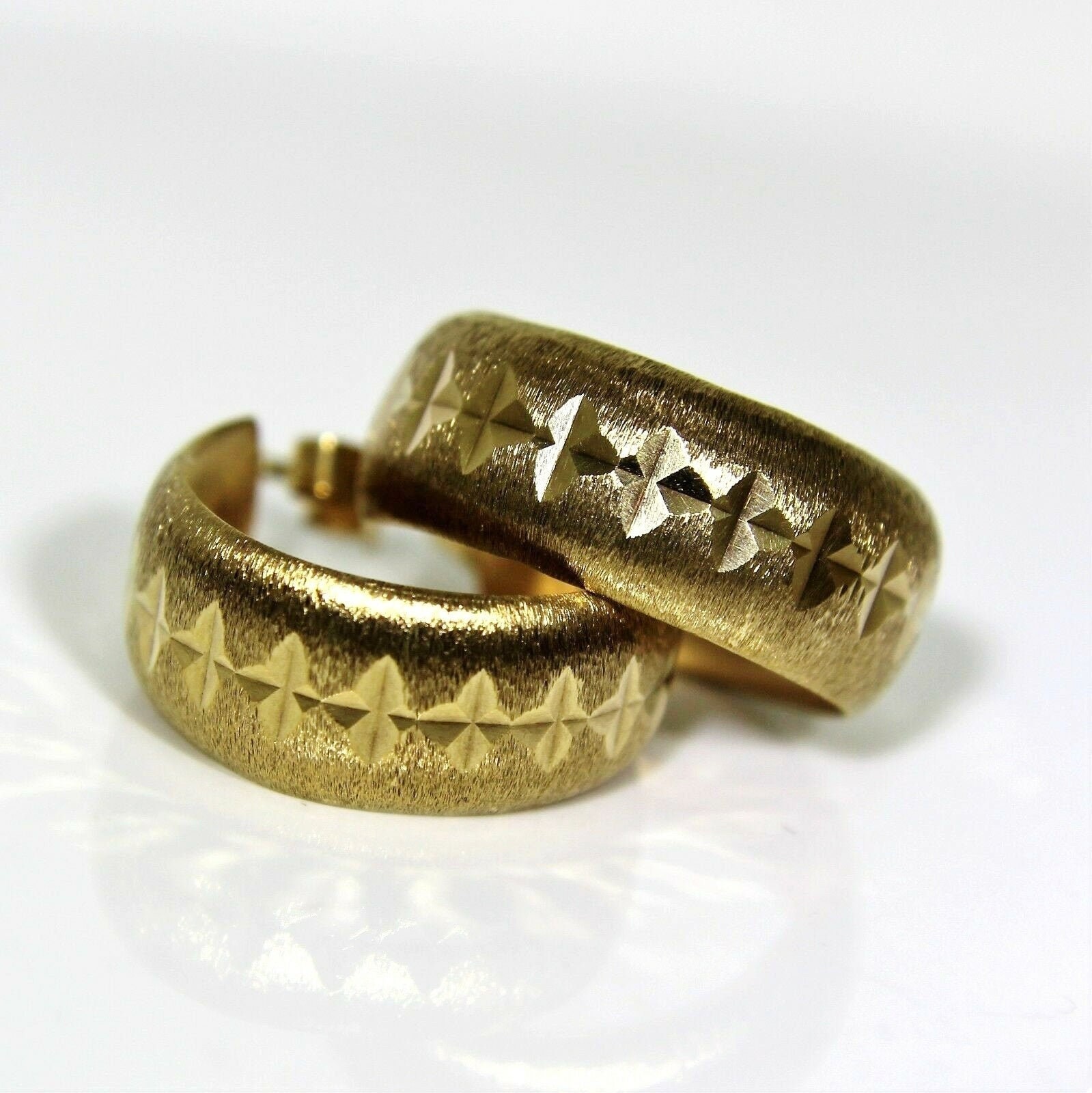 9 Karat 9K Satin Gold Hell Geschnittene Creolen von TheRobinsRest